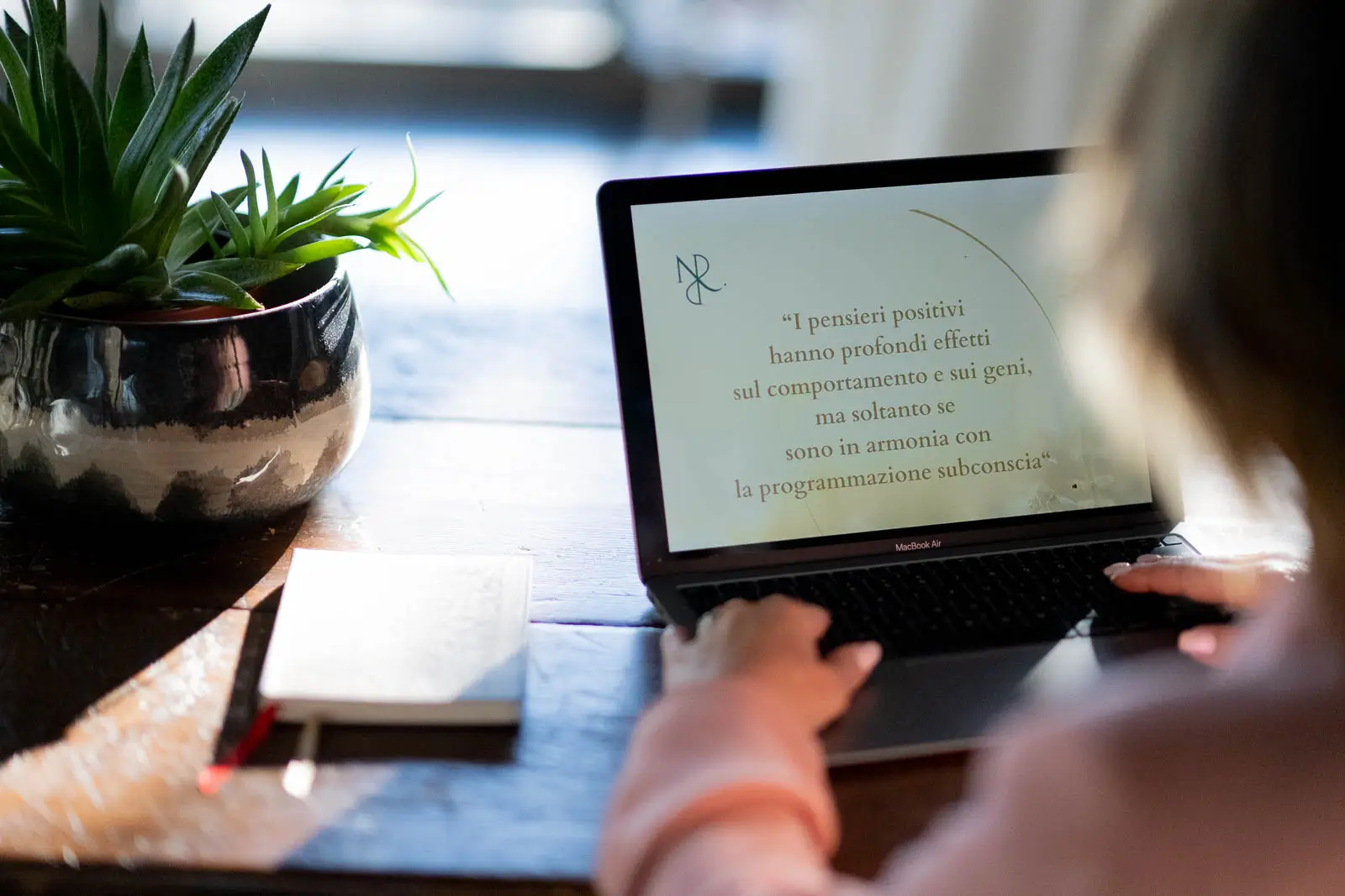 Portatile con una citazione sui pensieri positivi e la programmazione subconscia
