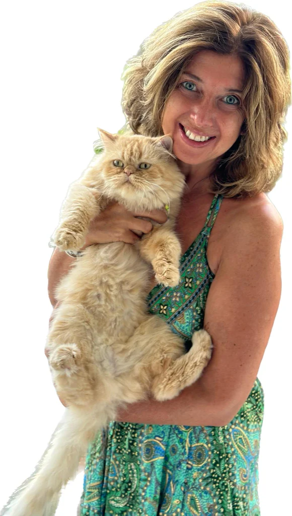Nives Rota sorridente con in braccio un gatto persiano color crema