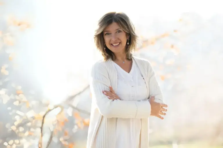Nives Rota, bionaturopata e riprogrammatrice di mente, corpo e spirito, sorridente all'aperto